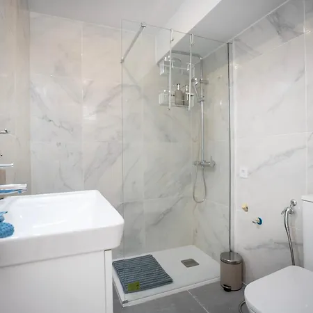 Stylish With Ocean View And Pool, Ponderosa Apartment *